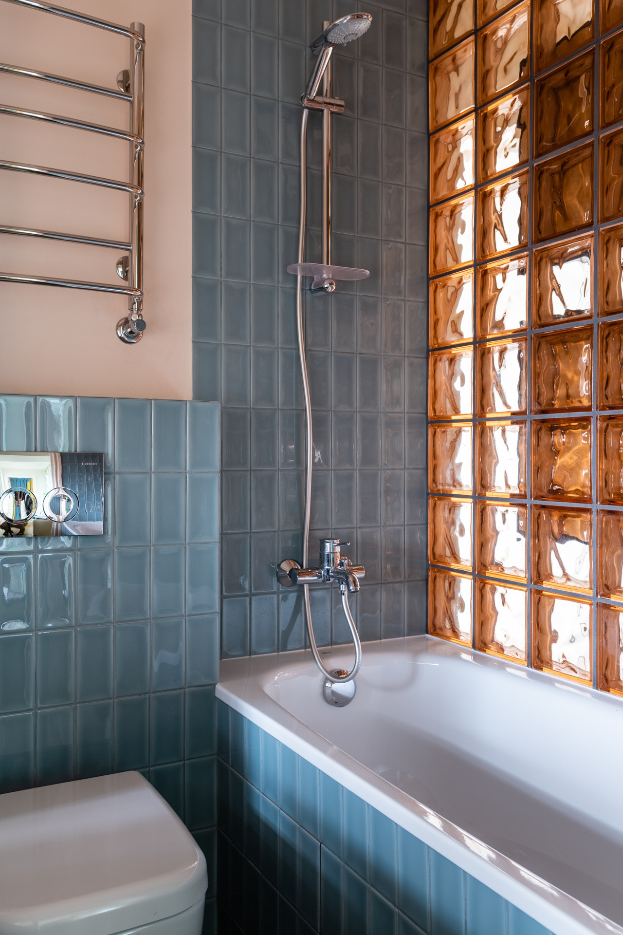 Houzz тур: Квартира со стеклоблоками и винтажными стульями