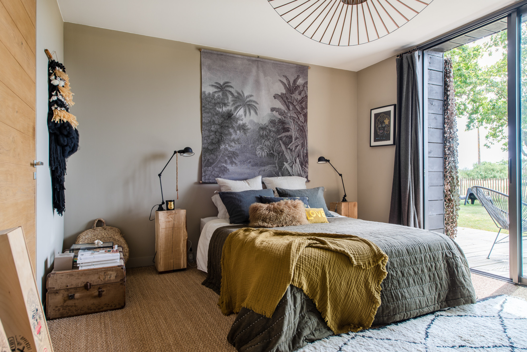 Прием: Обои с монохромным рисунком