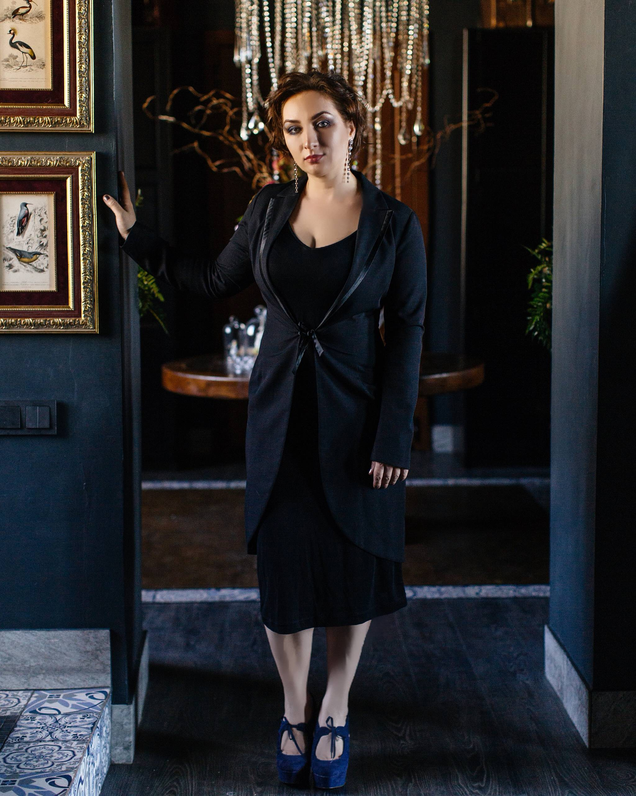 В гостях: Квартира с тёмными стенами в старом Петербурге