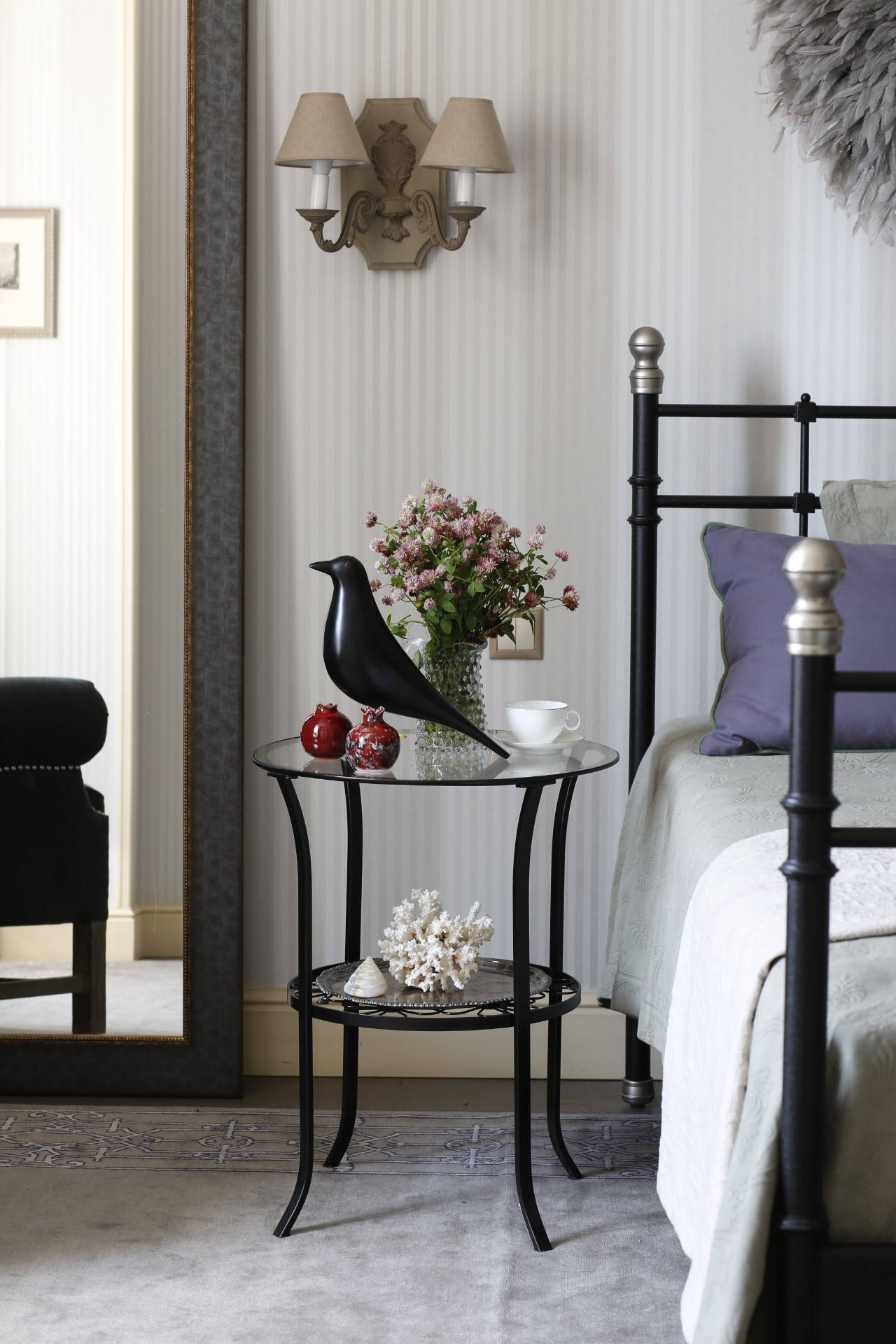 Houzz тур: Розовый носорог и камерунские шляпы в интерьере