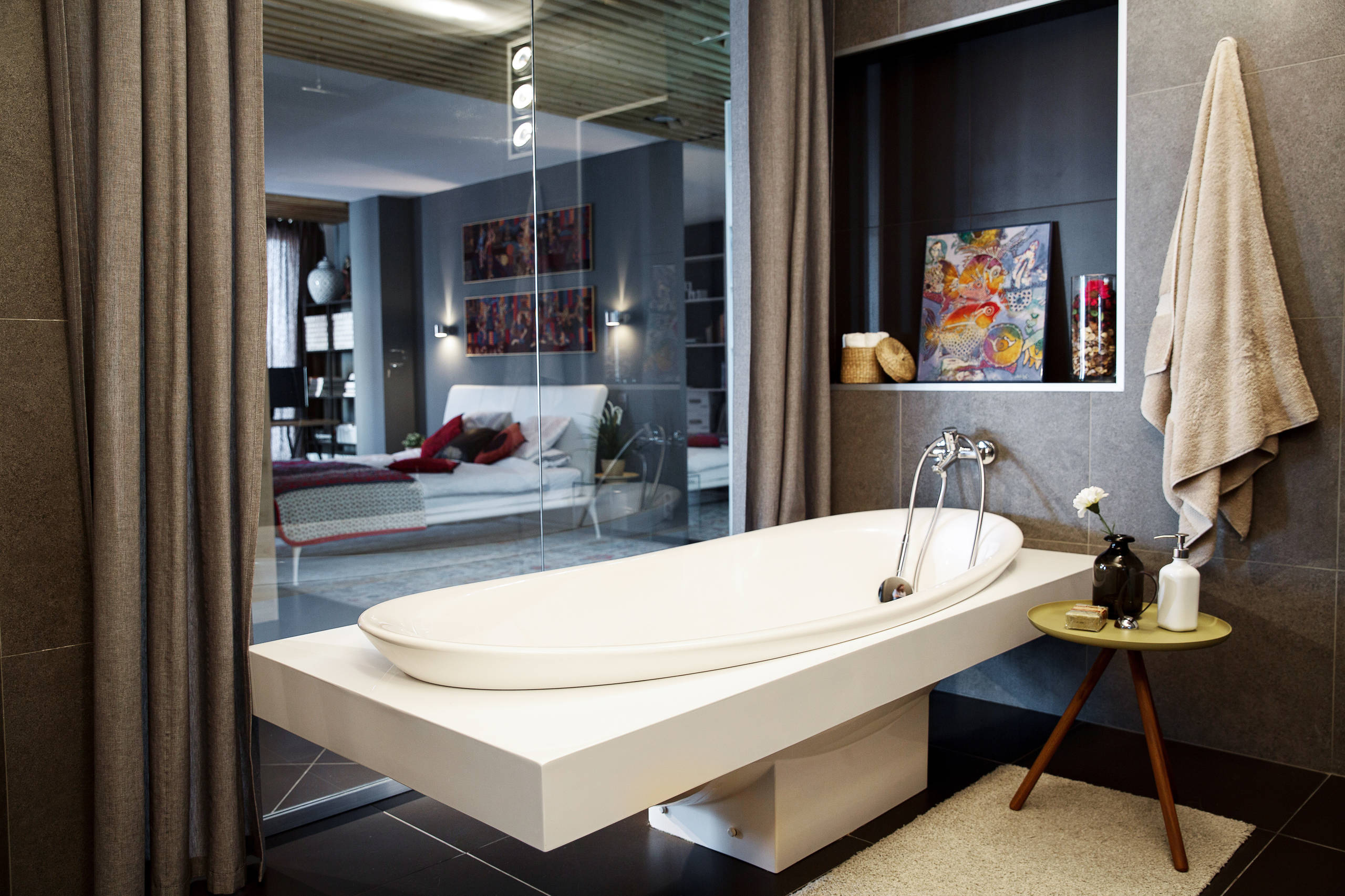 Вопрос: Ванна посреди комнаты — как в ней мыться