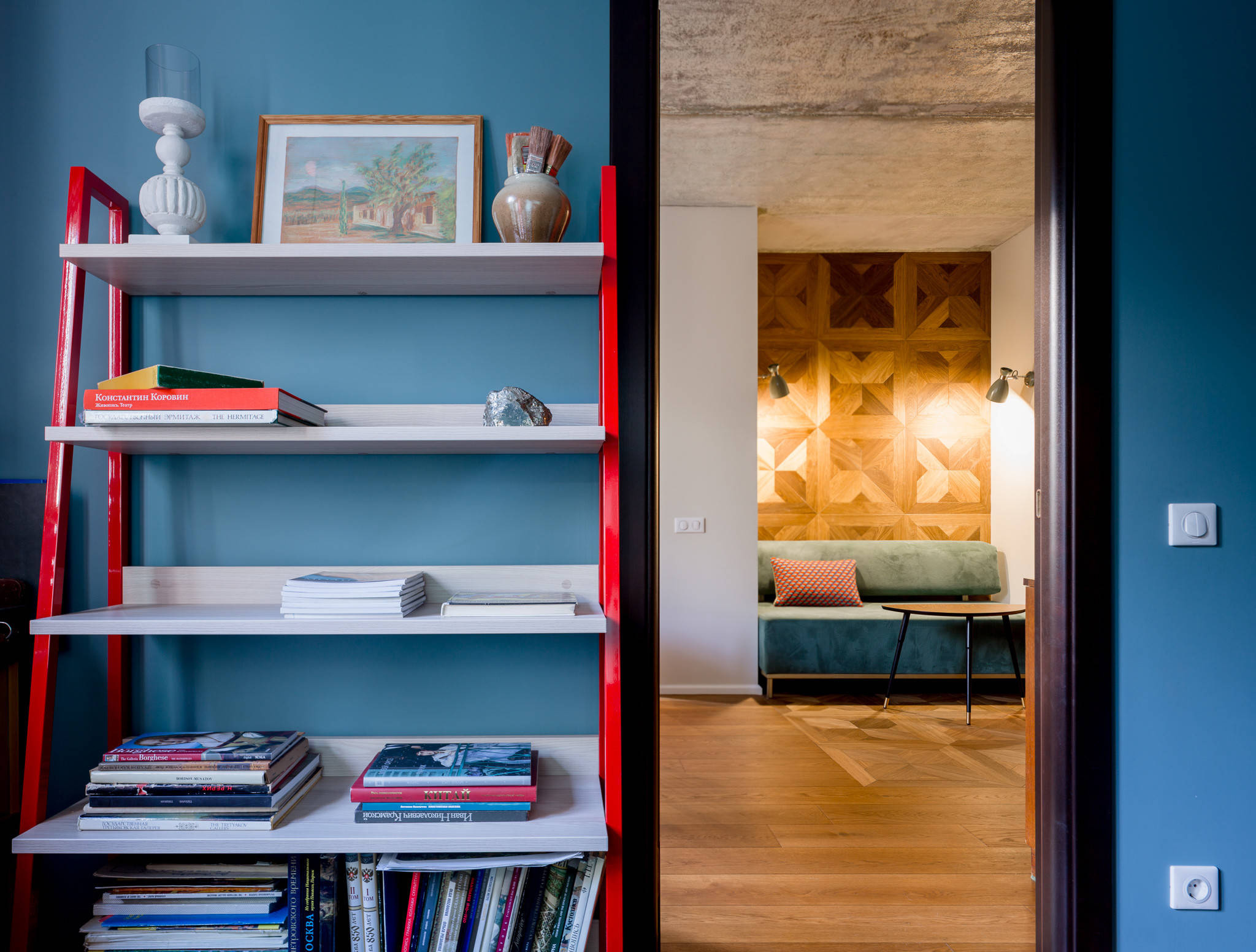 В гостях: Квартира учительницы—с бетонным потолком и винтажной мебелью