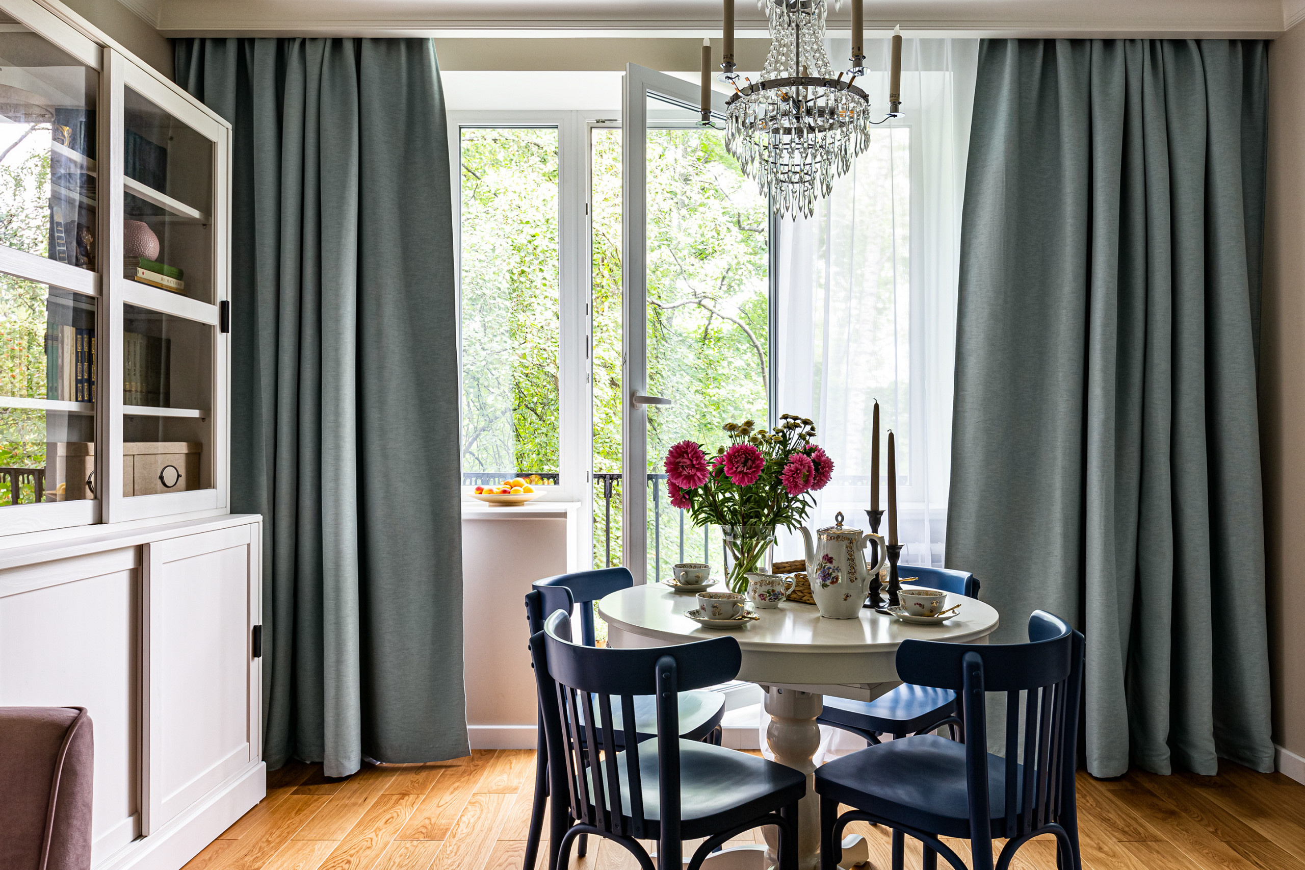 В гостях: Квартира с венскими стульями и спальней-садом