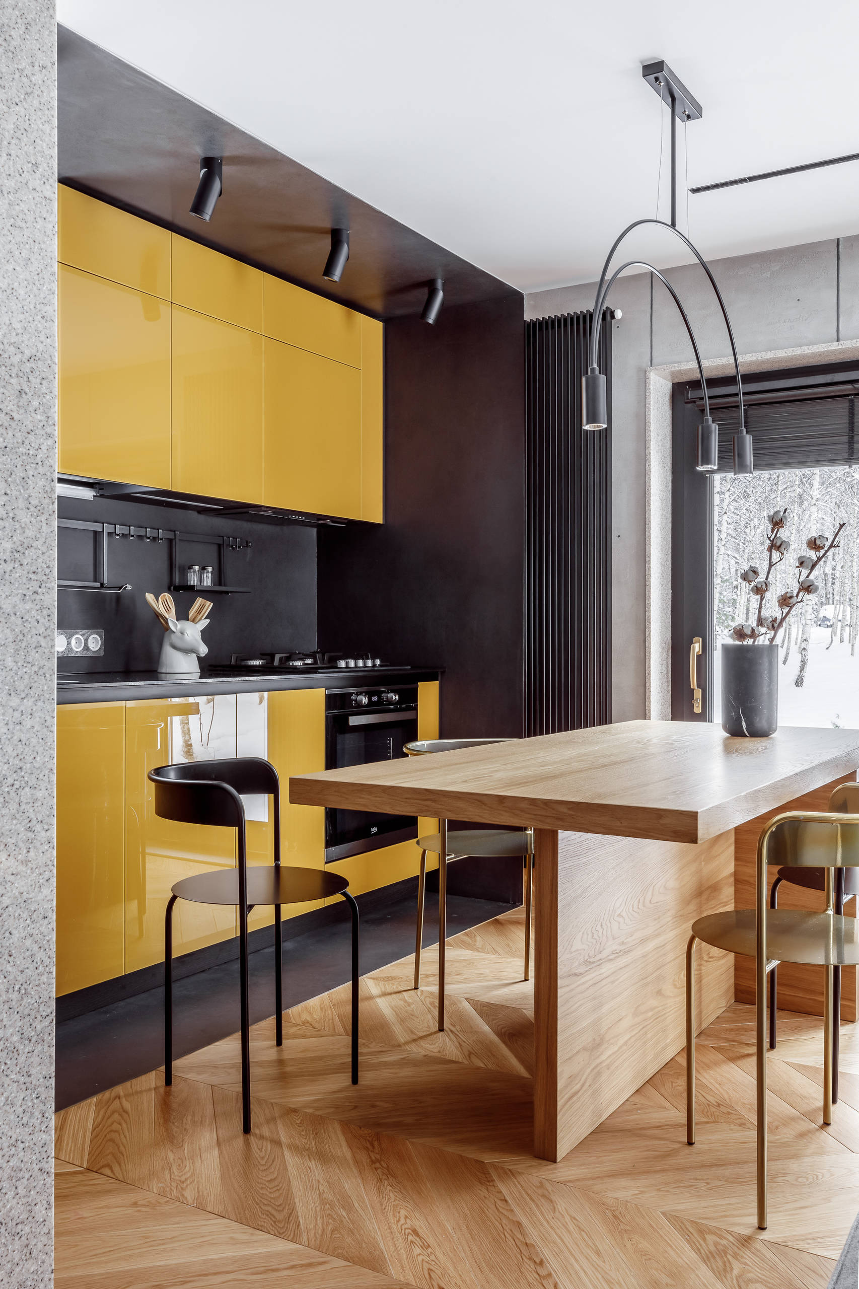 Проект недели: Загородная кухня с аркой и бетонной стеной