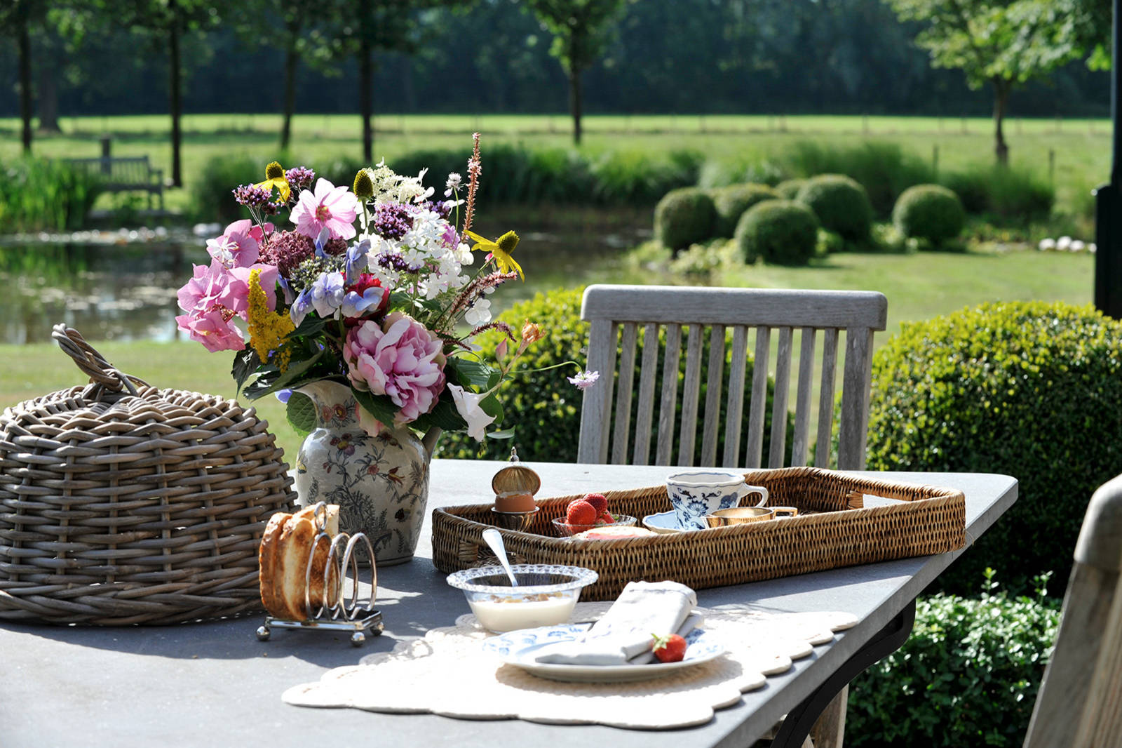 Завтрак на траве: Как организовать столовую посреди сада