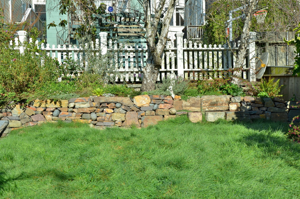 Вопрос: Чем заменить традиционный (партерный) газон