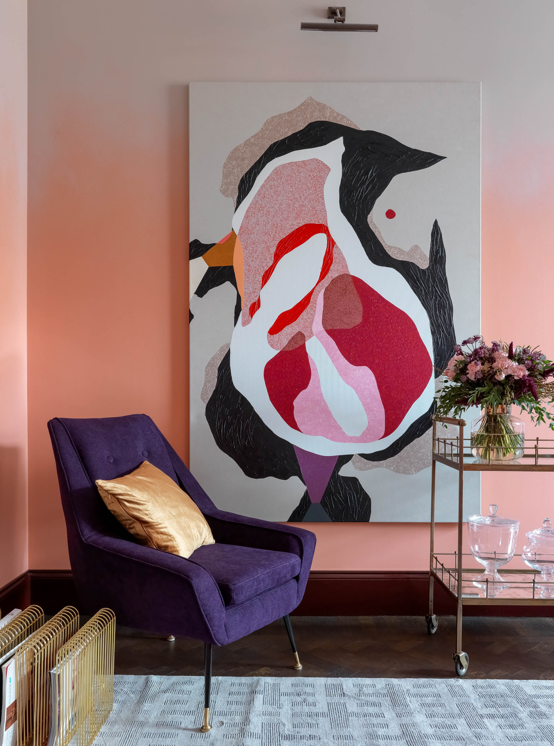 В гостях: Квартира с «тающими» стенами в цвет храма напротив