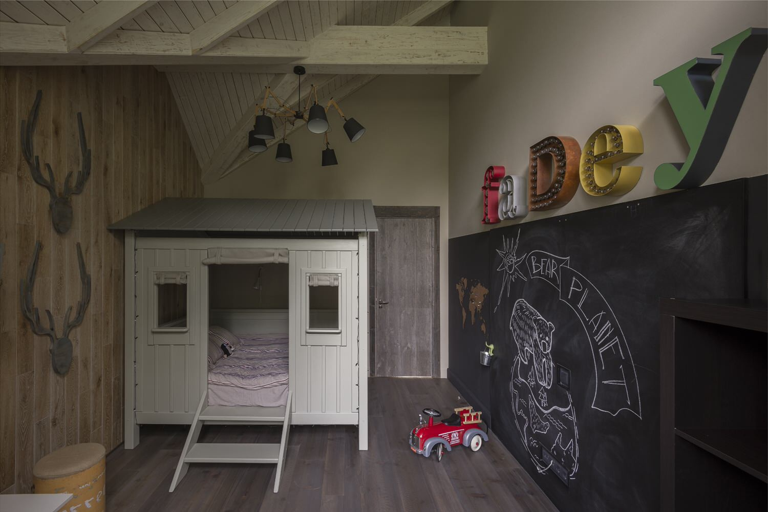 В гостях: Дом с гигантской Эйфелевой башней — камином