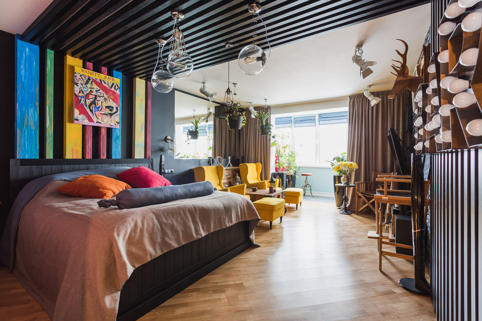 В гостях: Фьюжн-интерьер с черной спальней и цветами на стенах