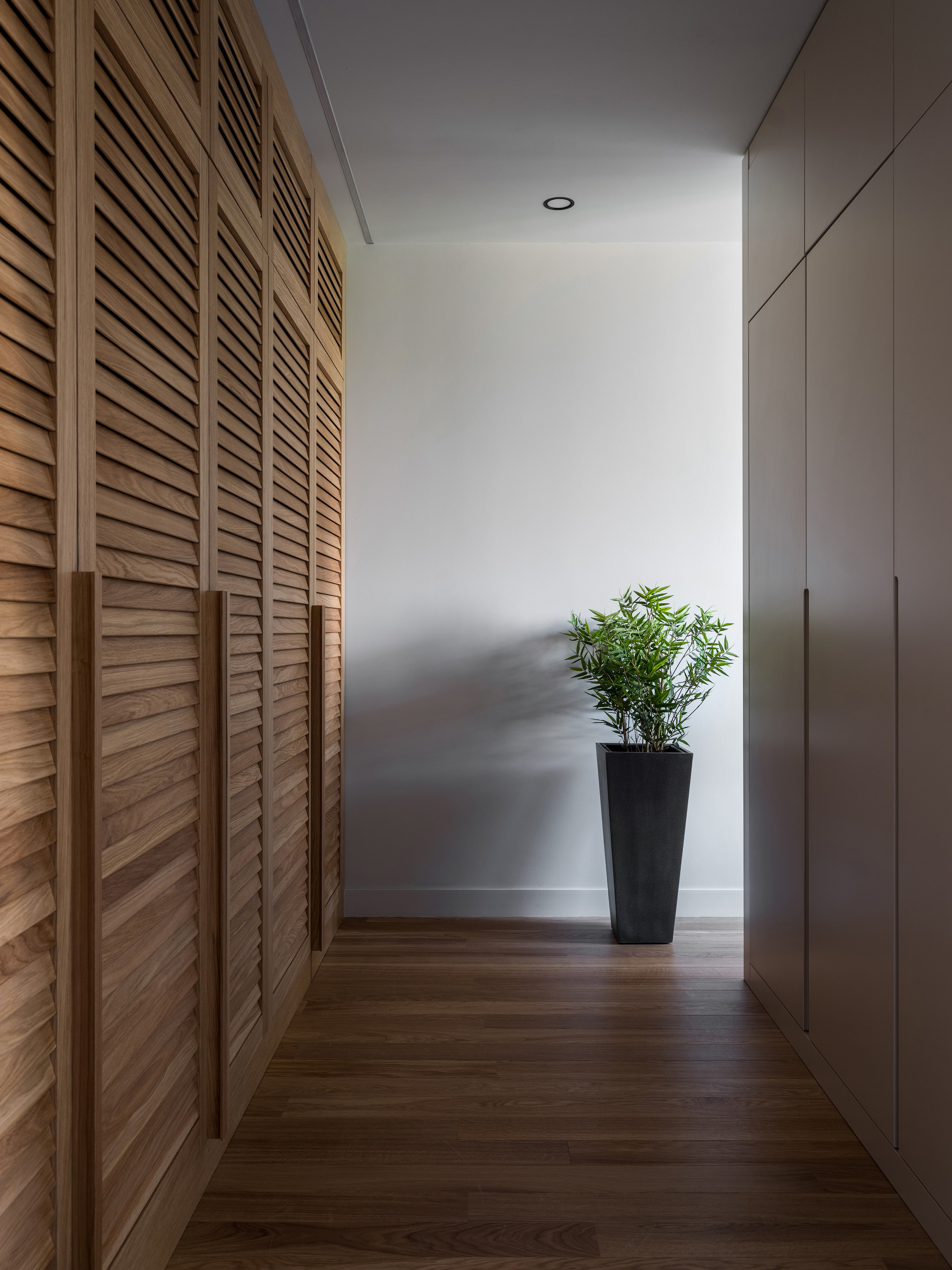 Просто фото: Спальня с гардеробной за изголовьем