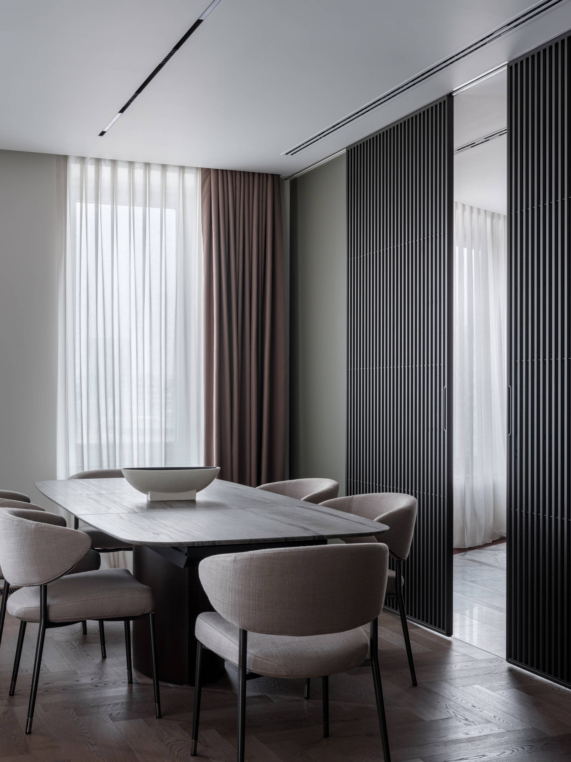 Houzz тур: Серый интерьер с лощёным мрамором и рейками