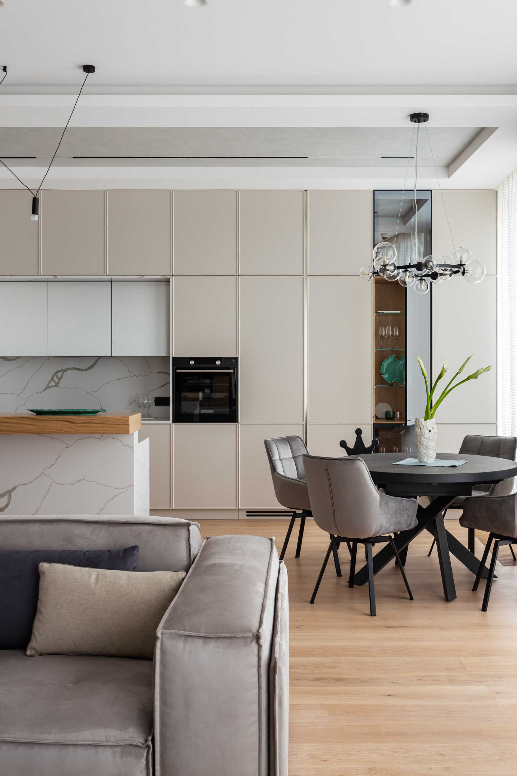 Кухня недели: с зеркальным шкафом вместо фартука