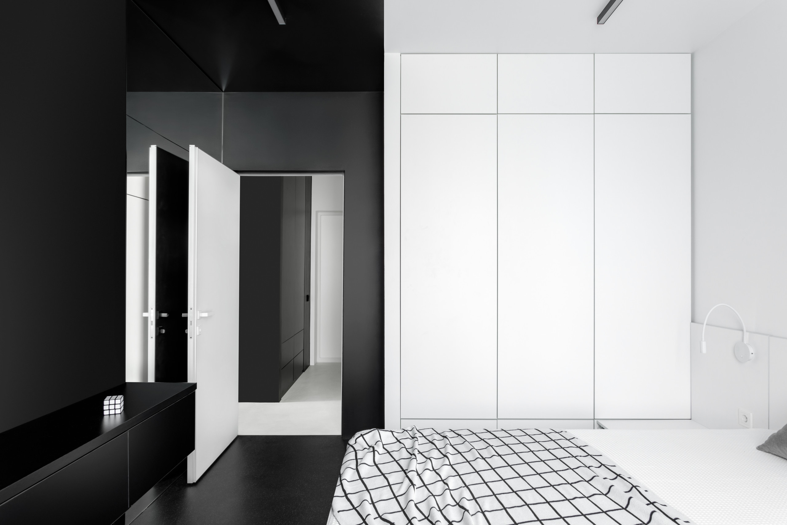 Houzz тур: 52 кв.м — чёрно-белая квартира с малиновыми акцентами