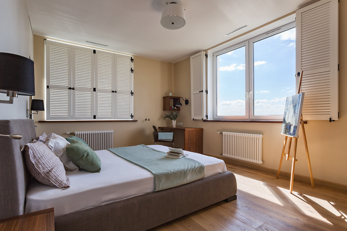 Дизайн угловой комнаты с двумя окнами