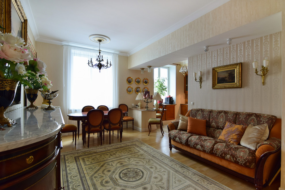 В гостях: Коллекция керамики и винтажная мебель в московской квартире