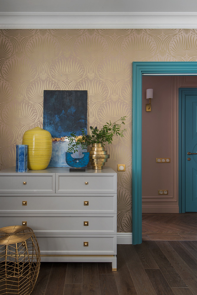 Houzz тур: Квартира с кухней в 6 кв.м и яркими дверными проёмами