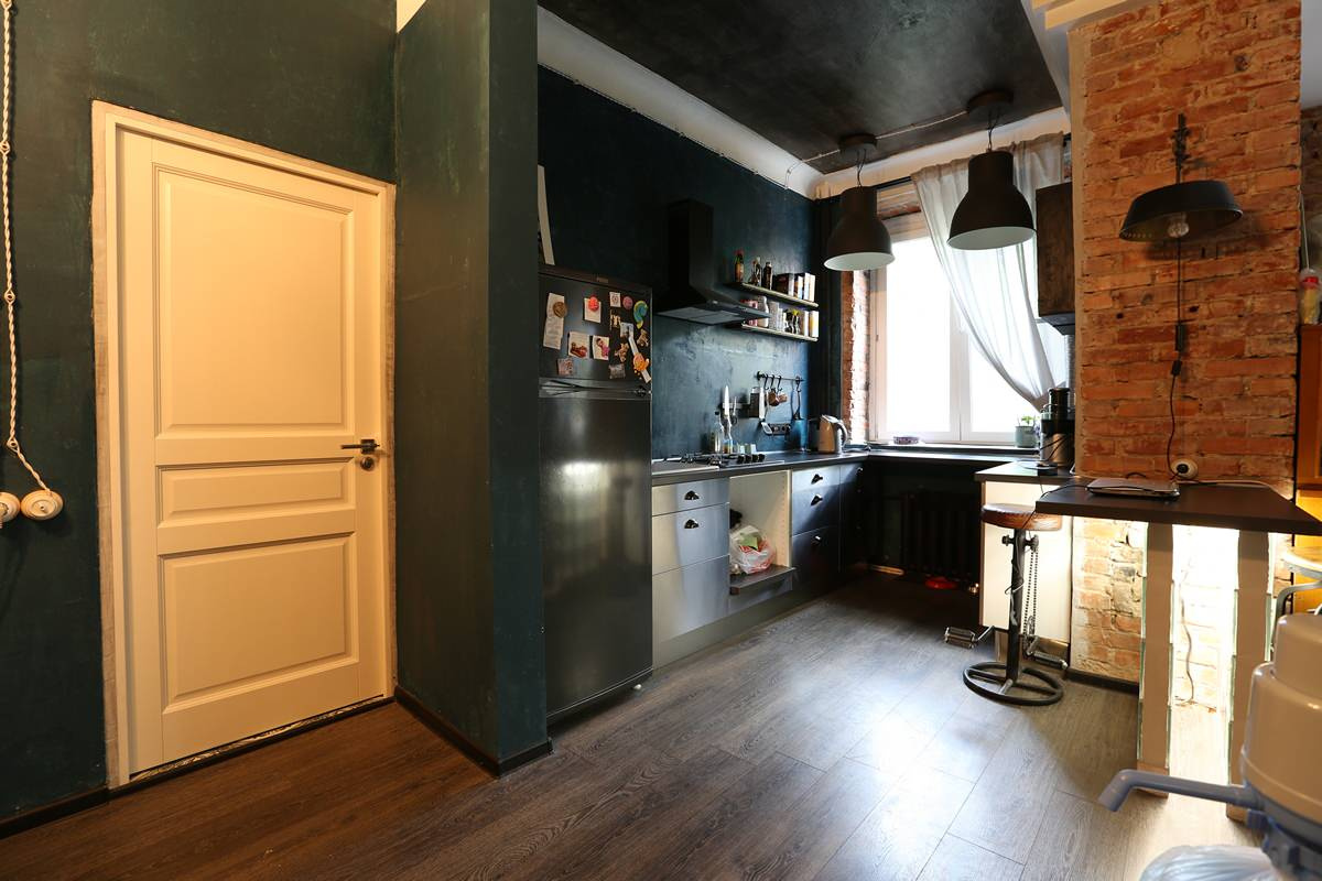 В гостях: Лофт, винтаж и семь окон в квартире в Смоленске