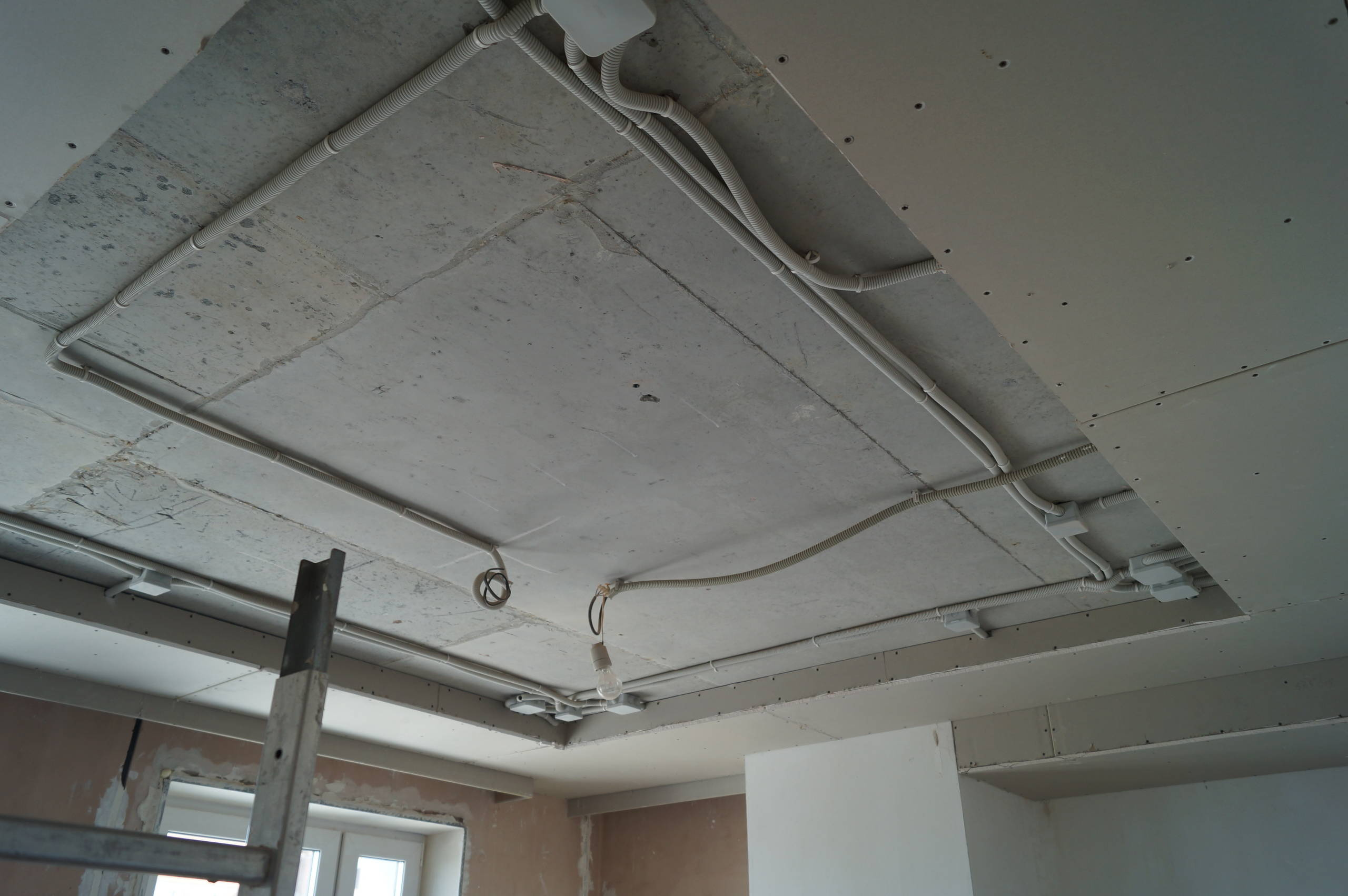 Как правильно: Выровнять потолок в квартире старого фонда