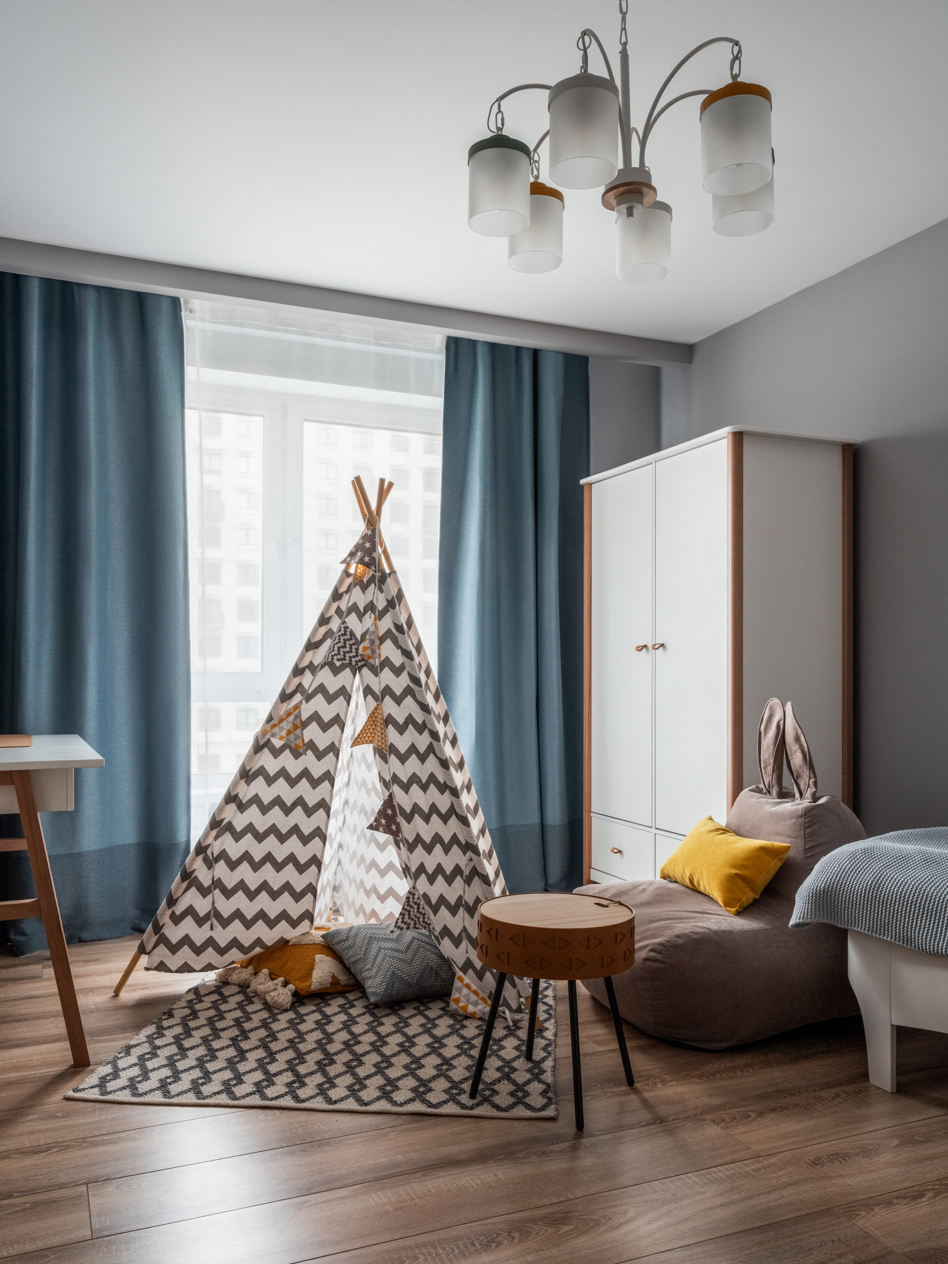 Объясняет дизайнер: Когда и почему высокий потолок нужно опустить