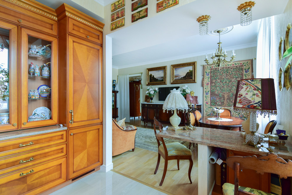 В гостях: Коллекция керамики и винтажная мебель в московской квартире