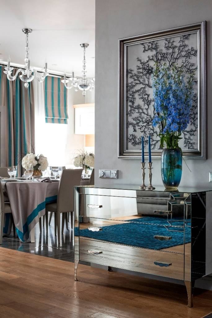 Houzz тур: Оттенки синего и блеск зеркал в двухуровневой квартире