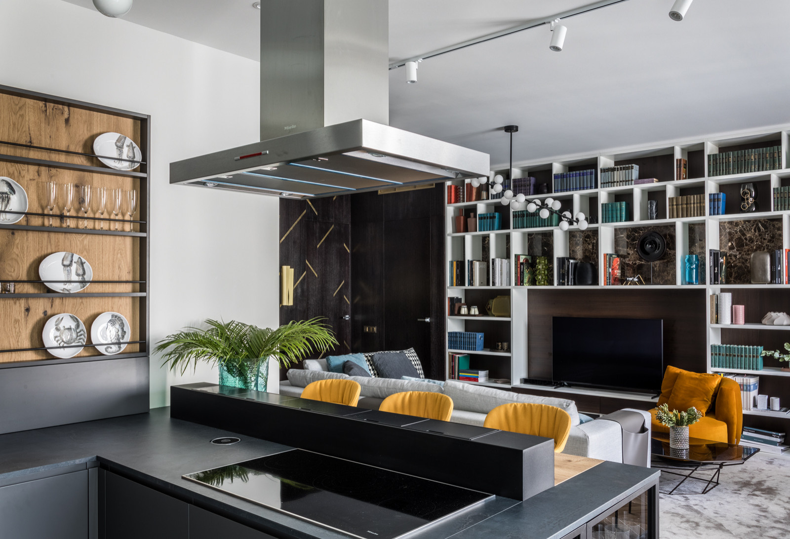 Houzz тур: Квартира с яркими деталями и элементами из латуни