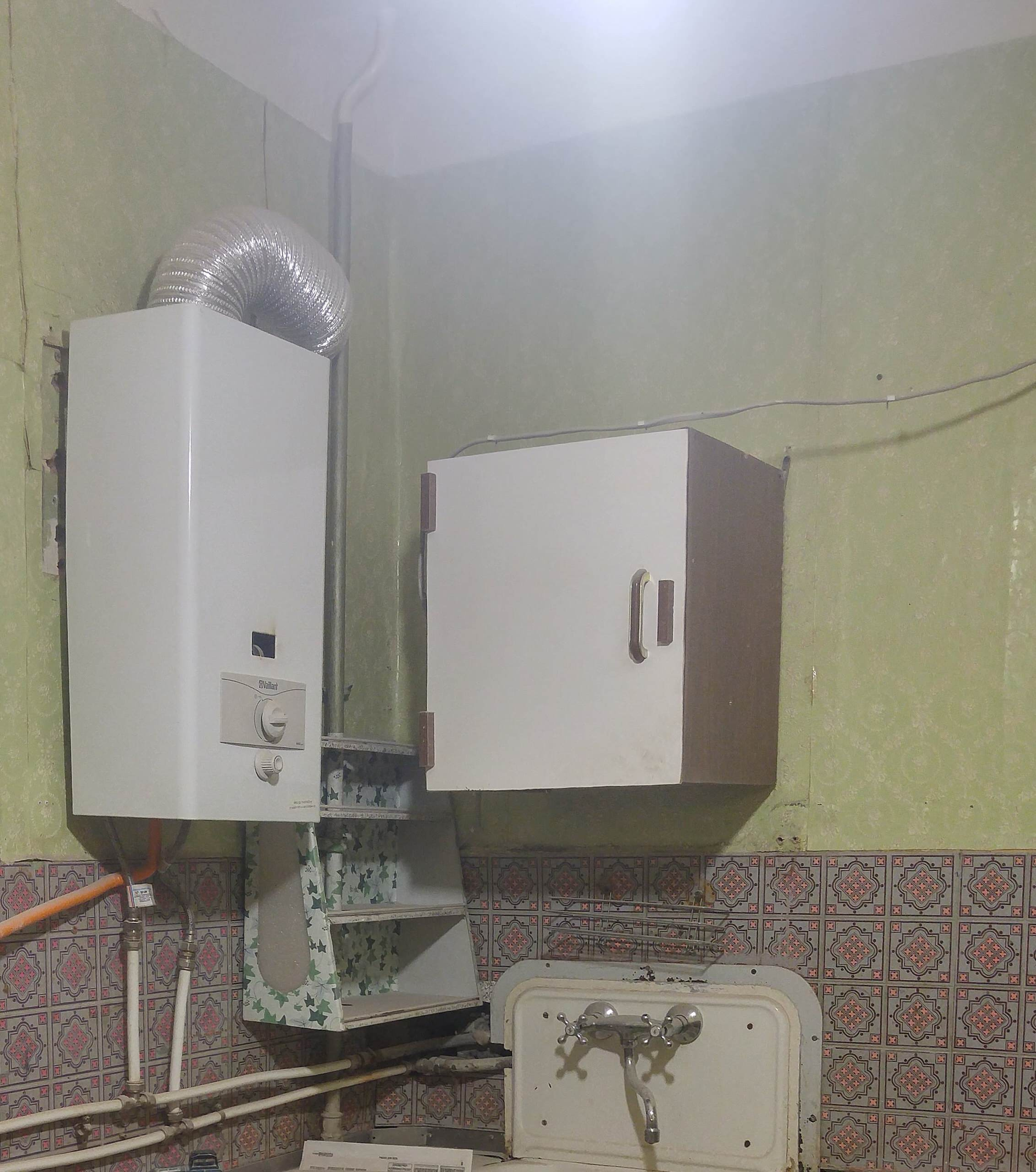 До и после: Квартира с мойкой для обуви в прихожей