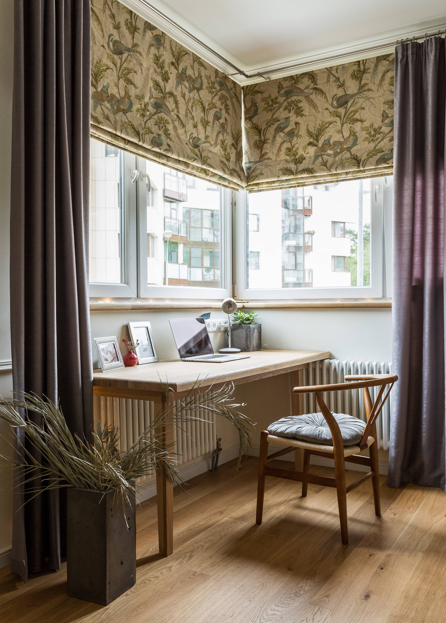 Дизайн угловой комнаты с двумя окнами