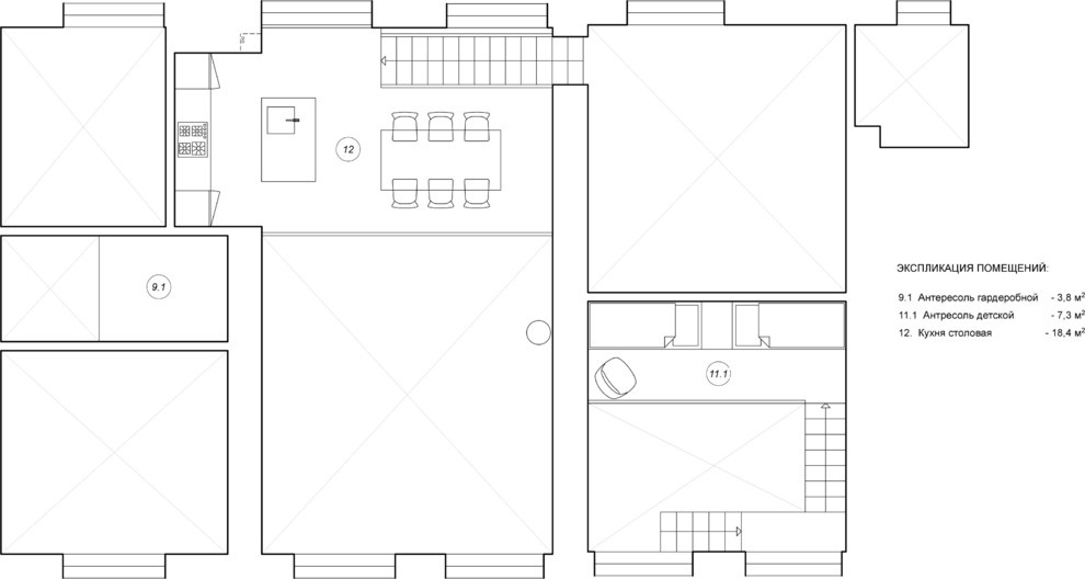 В гостях: Квартира с тёмными стенами в старом Петербурге