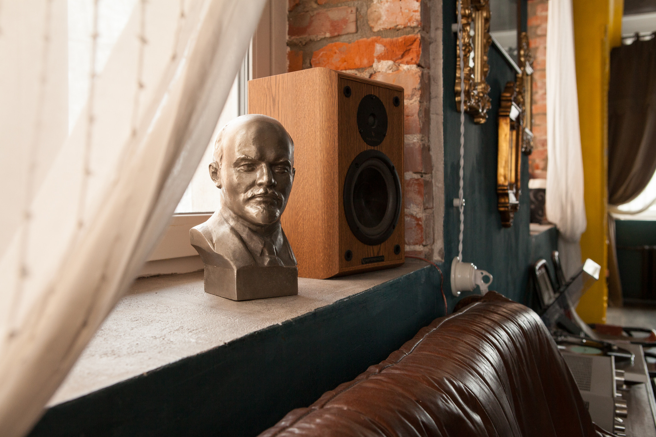 В гостях: Лофт, винтаж и семь окон в квартире в Смоленске