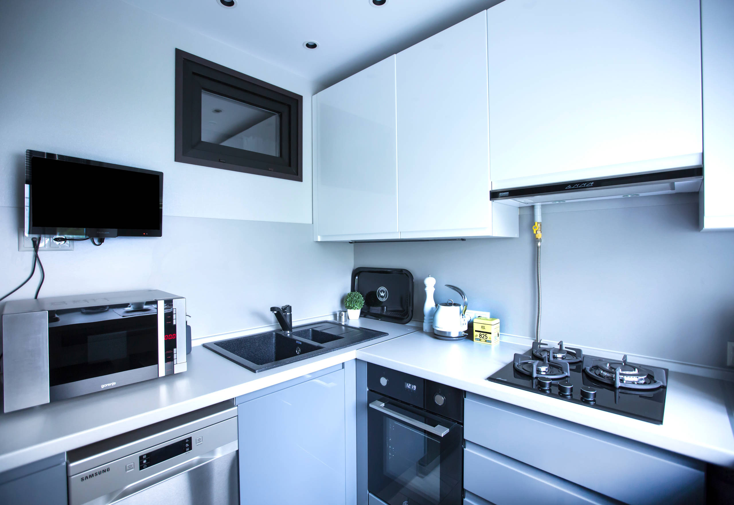 Вопрос: Зачем нужно окно между ванной и кухней