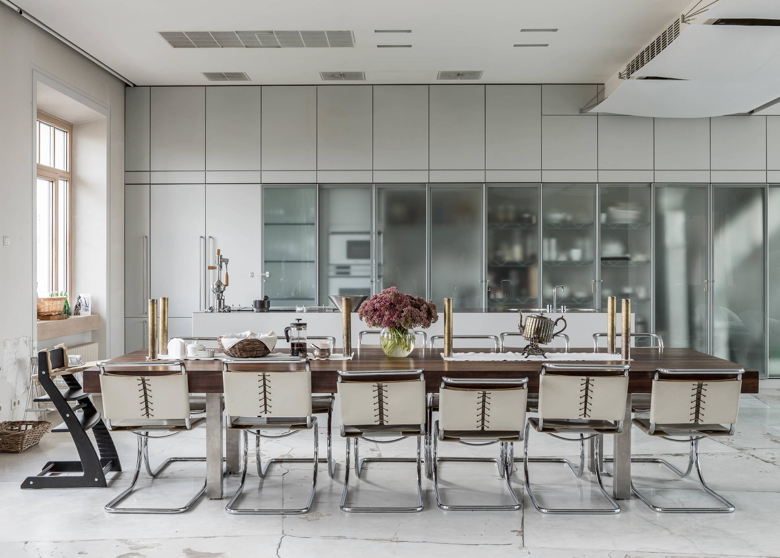 Фотоохота: 23 проекта кухни «в колонну» — от компактных до XXL