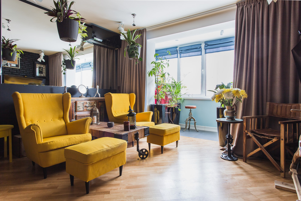 В гостях: Фьюжн-интерьер с черной спальней и цветами на стенах