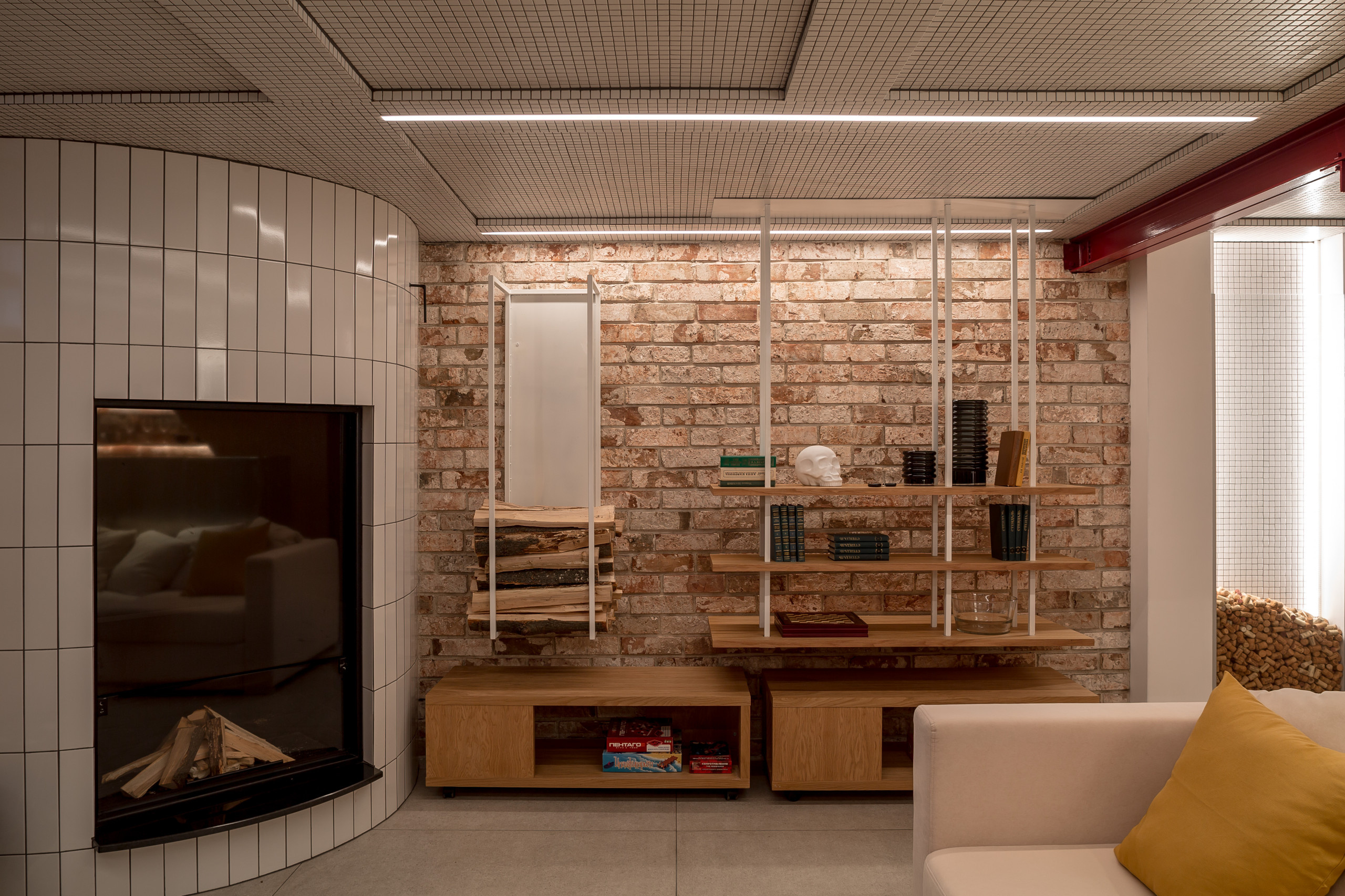 Проект недели: Лофт-подвал с камином и музыкальной сценой