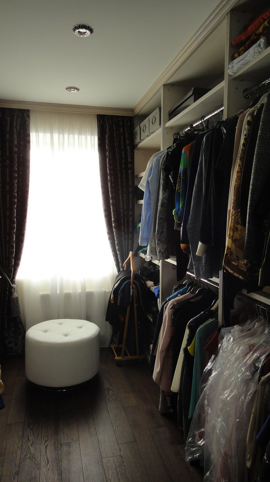 Хороший вопрос: Когда лучше иметь шкаф, а когда — гардеробную?