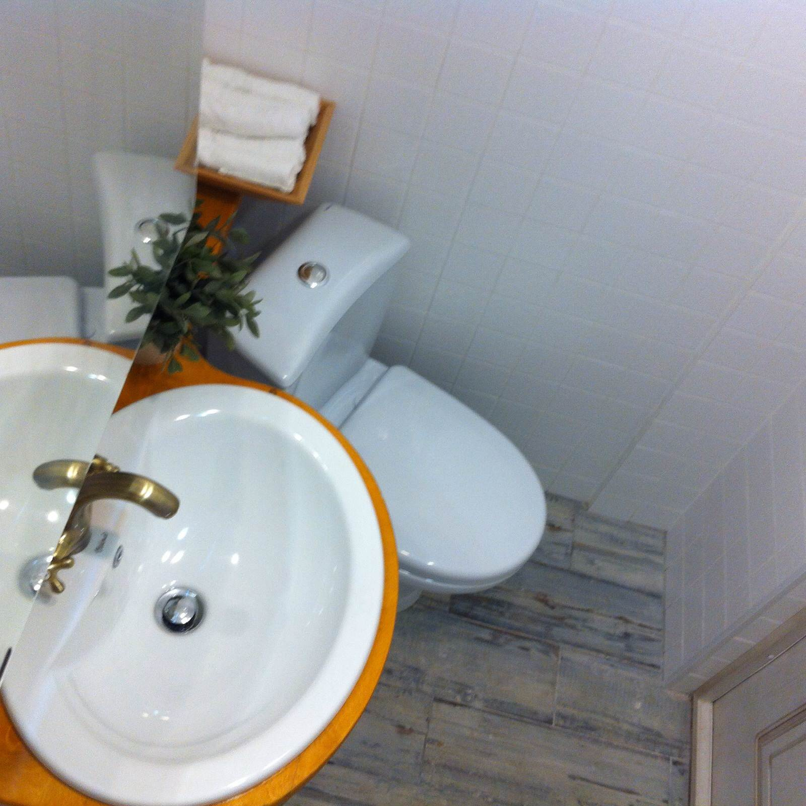 Со всеми удобствами: Маленькая ванная комната в типовом доме