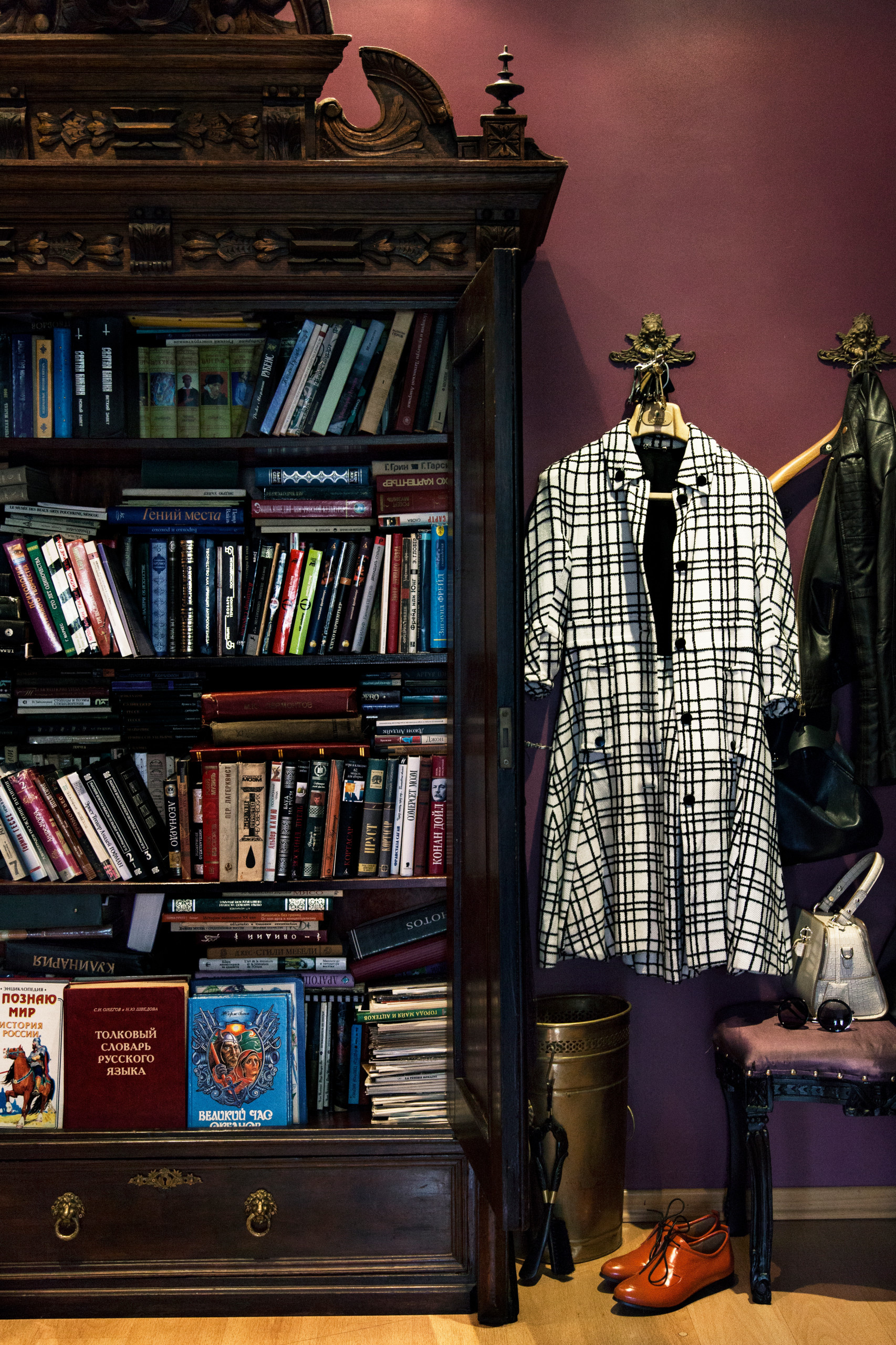 В гостях: Квартира культуролога с котами и антиквариатом