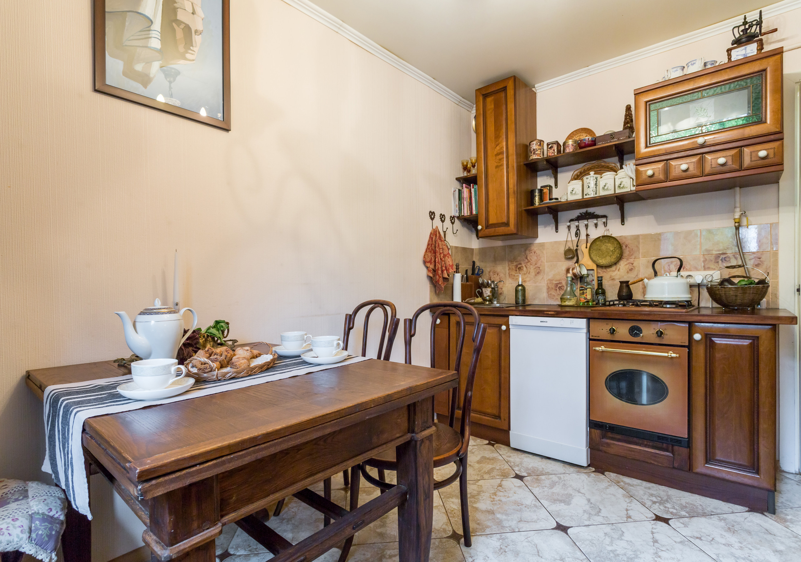 В гостях: Антикварные шкафы и резные зеркала в доме на Войковской