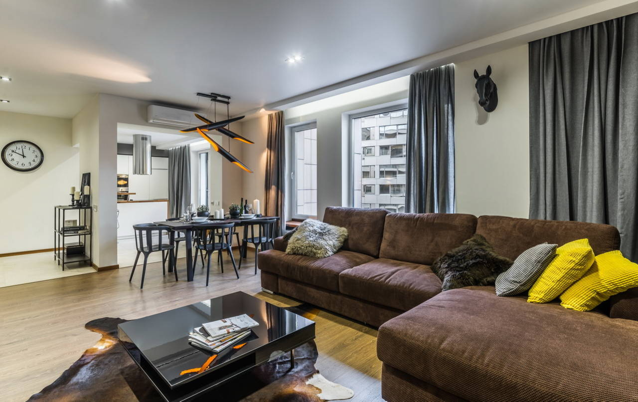 Houzz тур: Квартира с панорамными окнами и прозрачной гардеробной