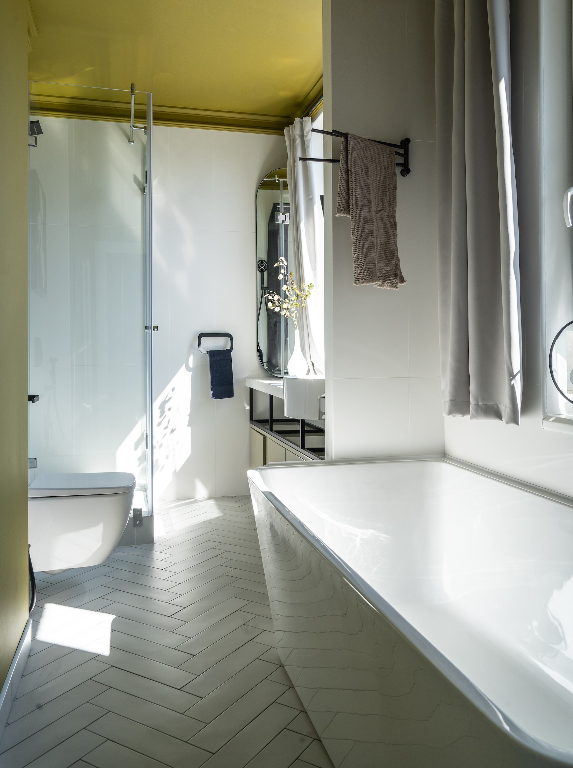 Проект недели: Ванная с двумя окнами и картиной от заказчицы