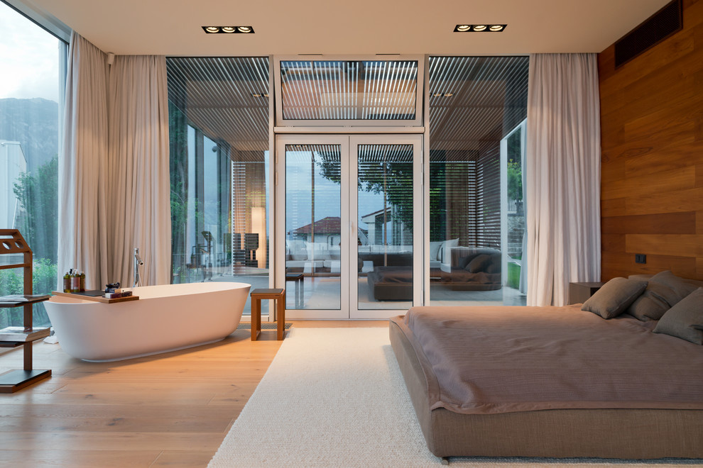 Вопрос: Ванна посреди комнаты — как в ней мыться