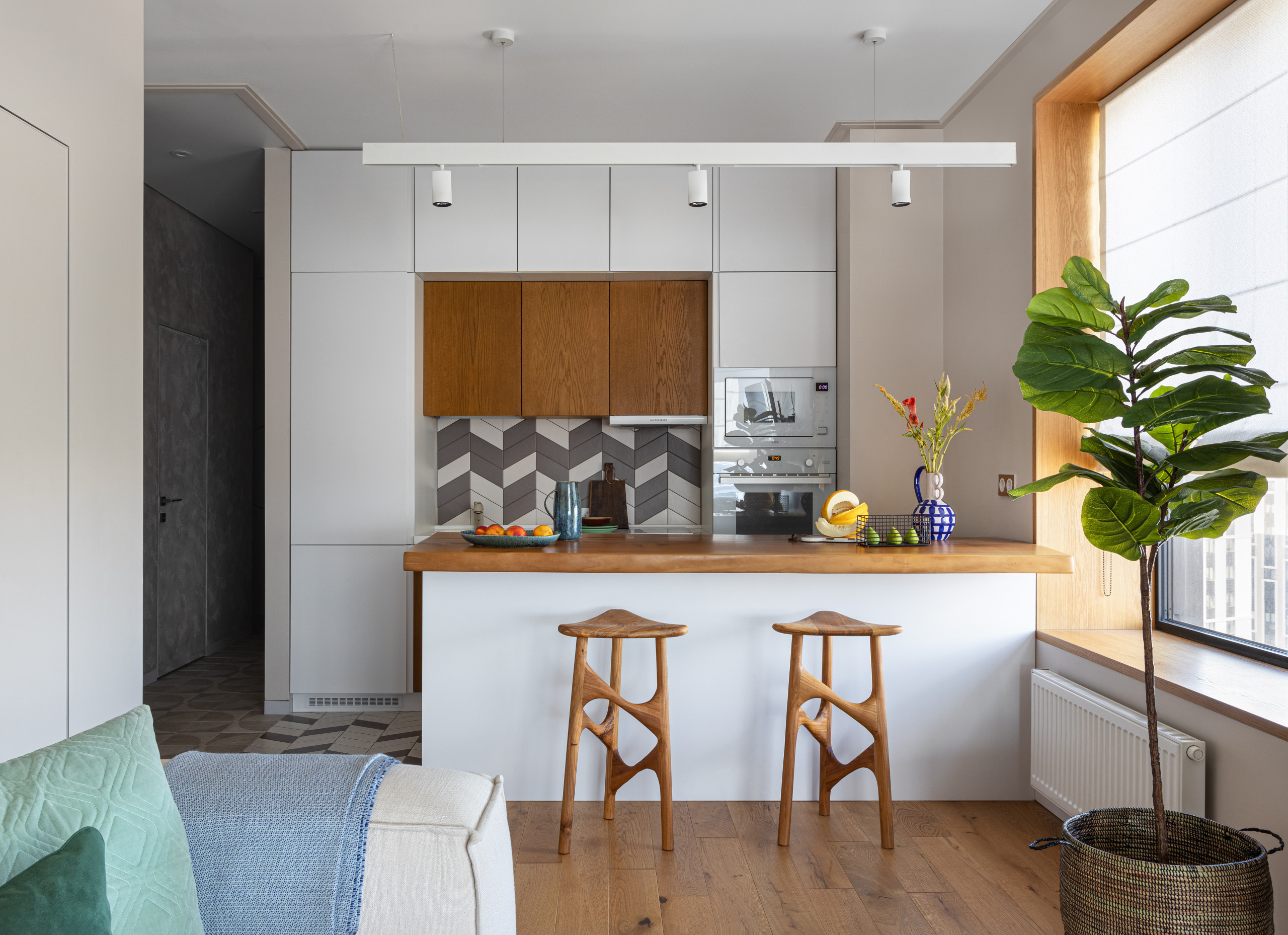 Houzz тур: Апартаменты с солнечной детской и изумрудной ванной