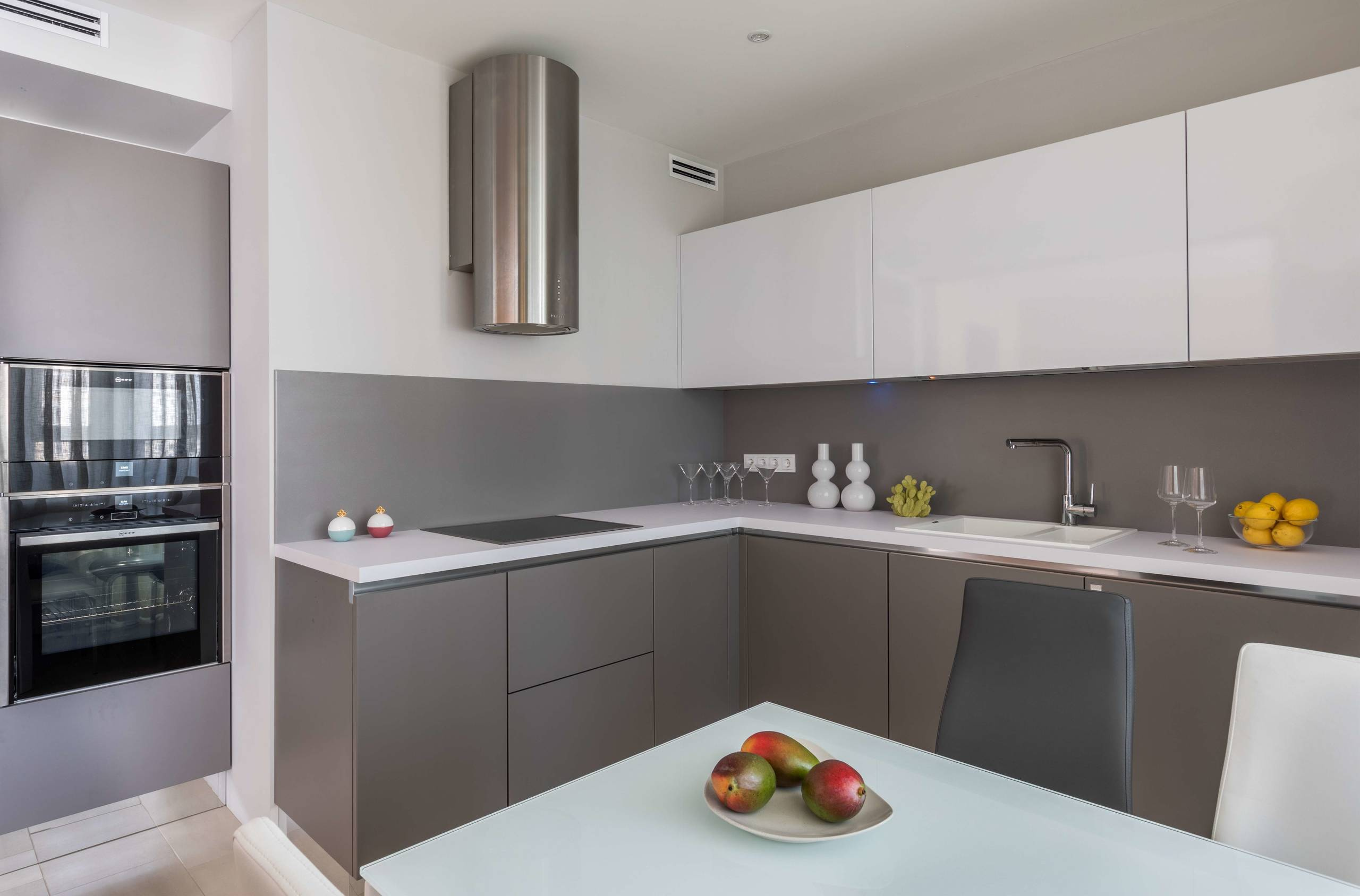 Houzz тур: Квартира с чёрным зеркалом для семьи юристов