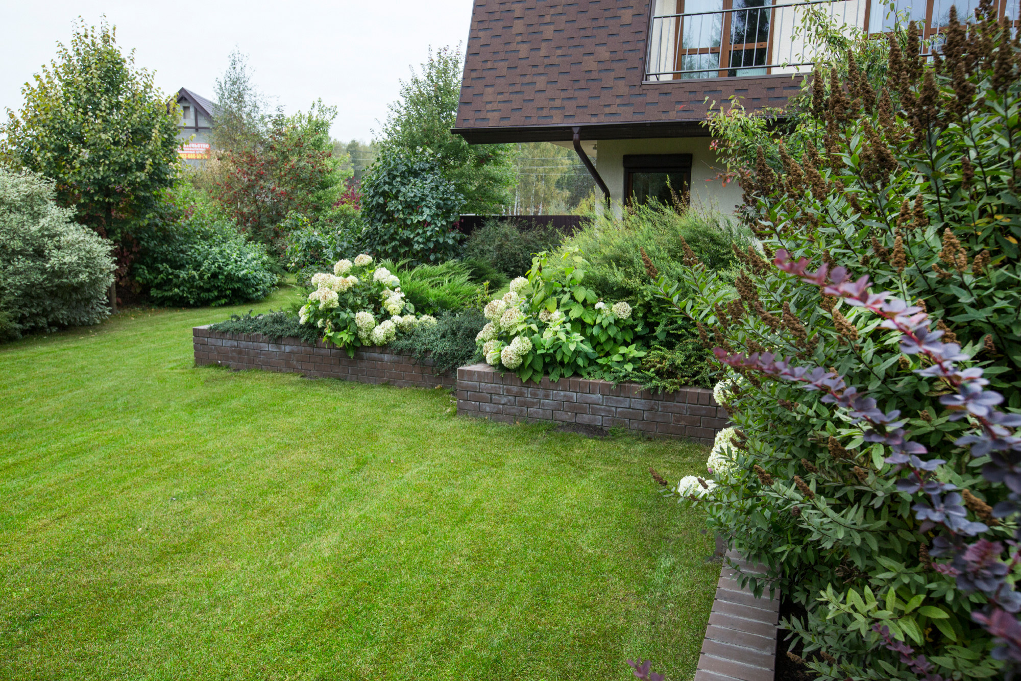 Проект недели: Сад для жизни с растениями на подпорных стенах