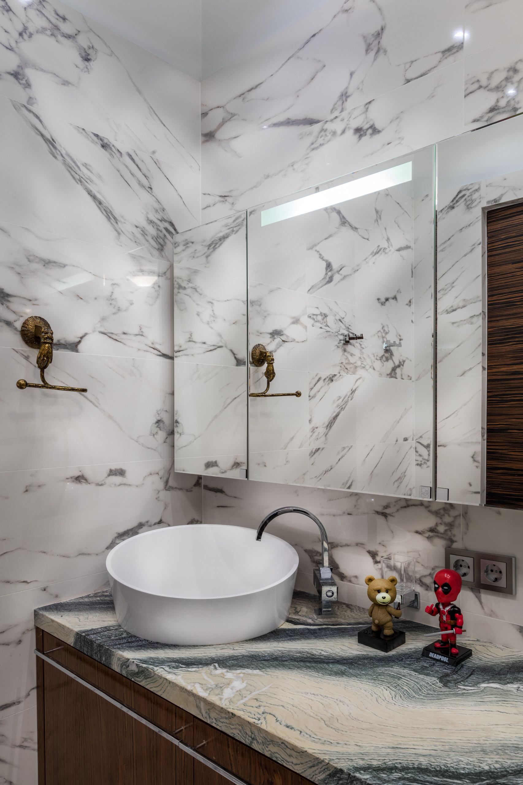 В гостях: Квартира дизайнера — с золотым троном