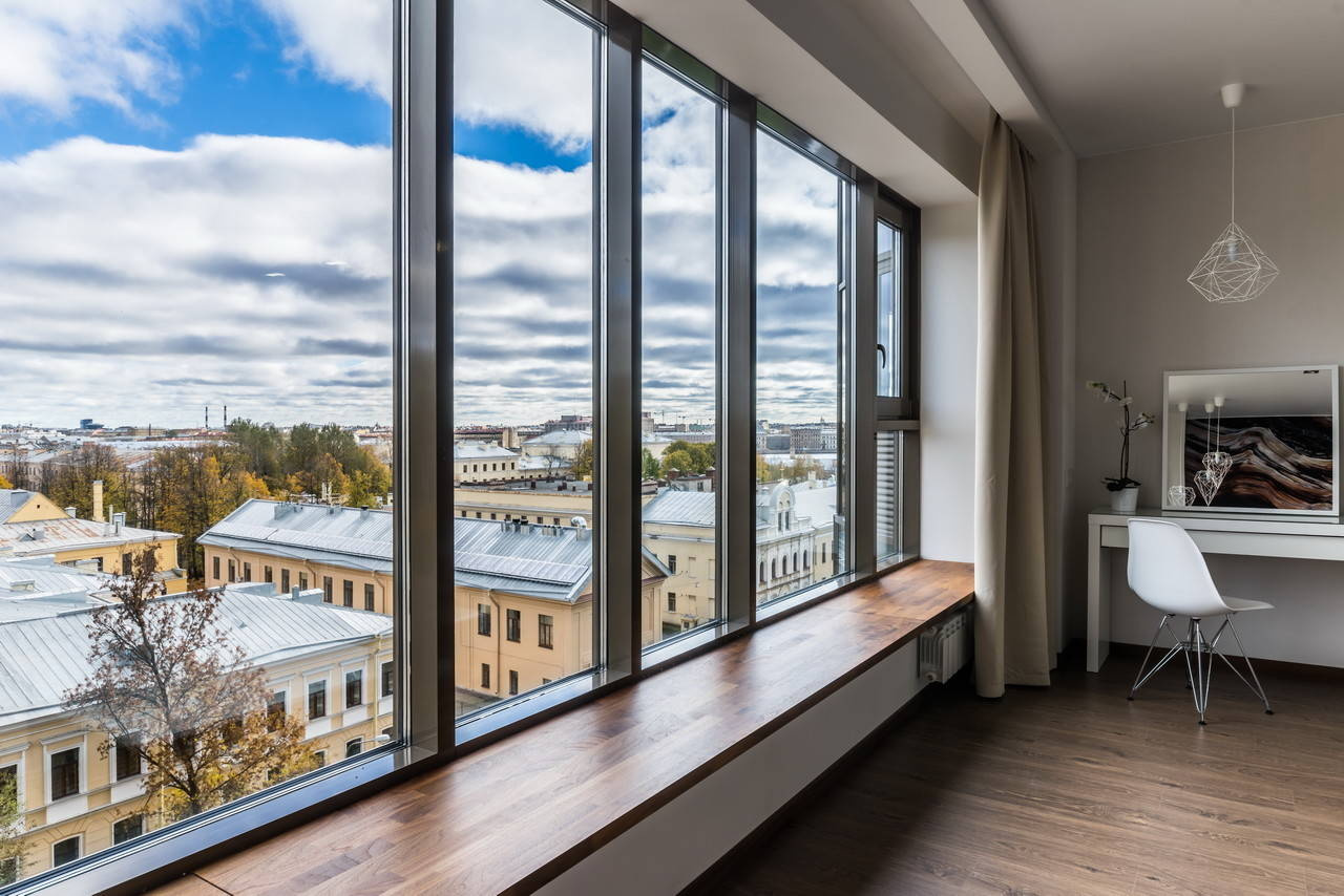 Houzz тур: Квартира с панорамными окнами и прозрачной гардеробной