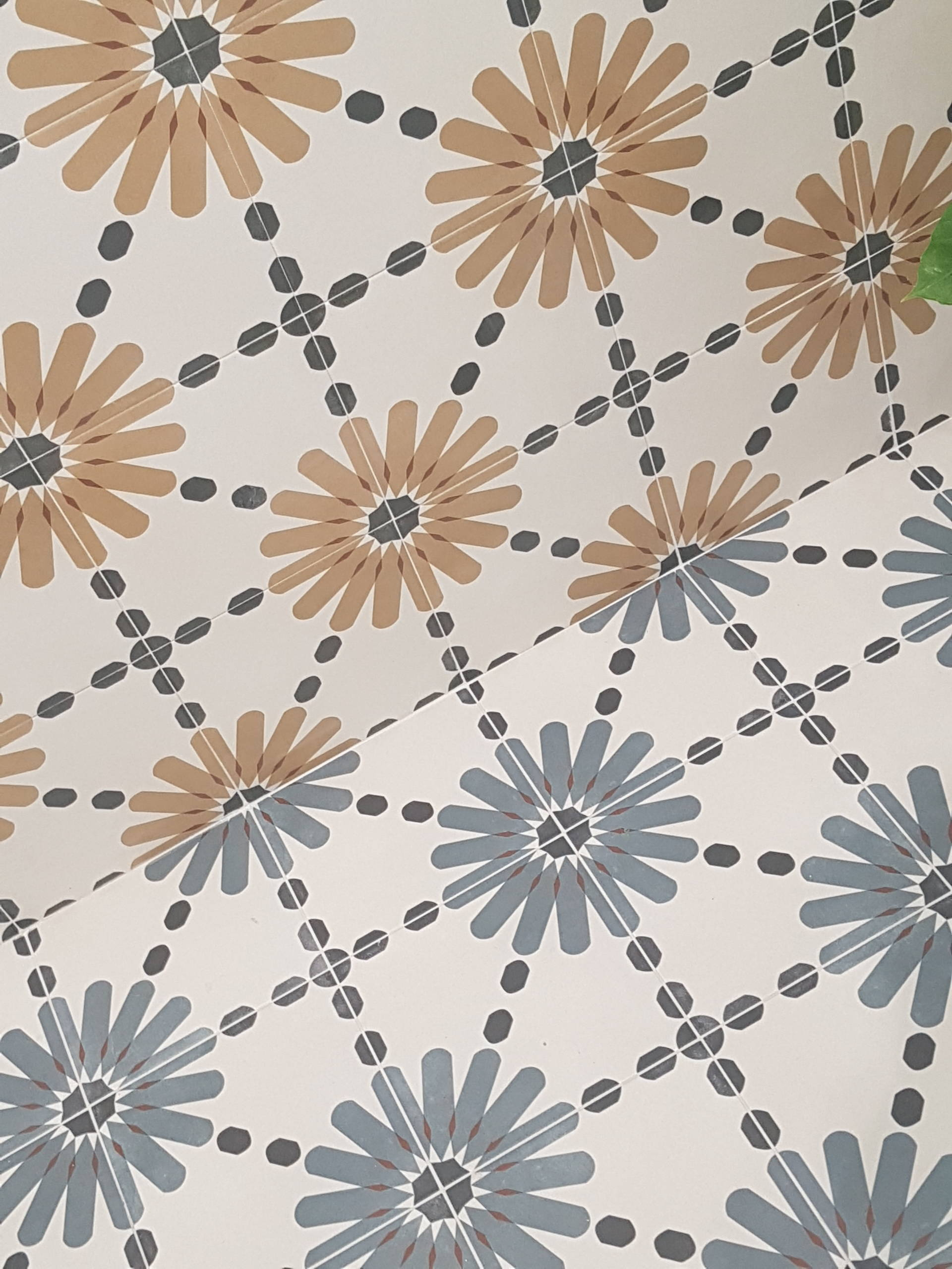 Вопрос: Как выбрать укладчика плитки