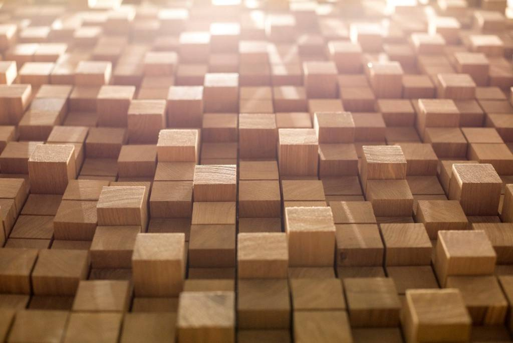 Houzz тур: Оттенки синего и блеск зеркал в двухуровневой квартире