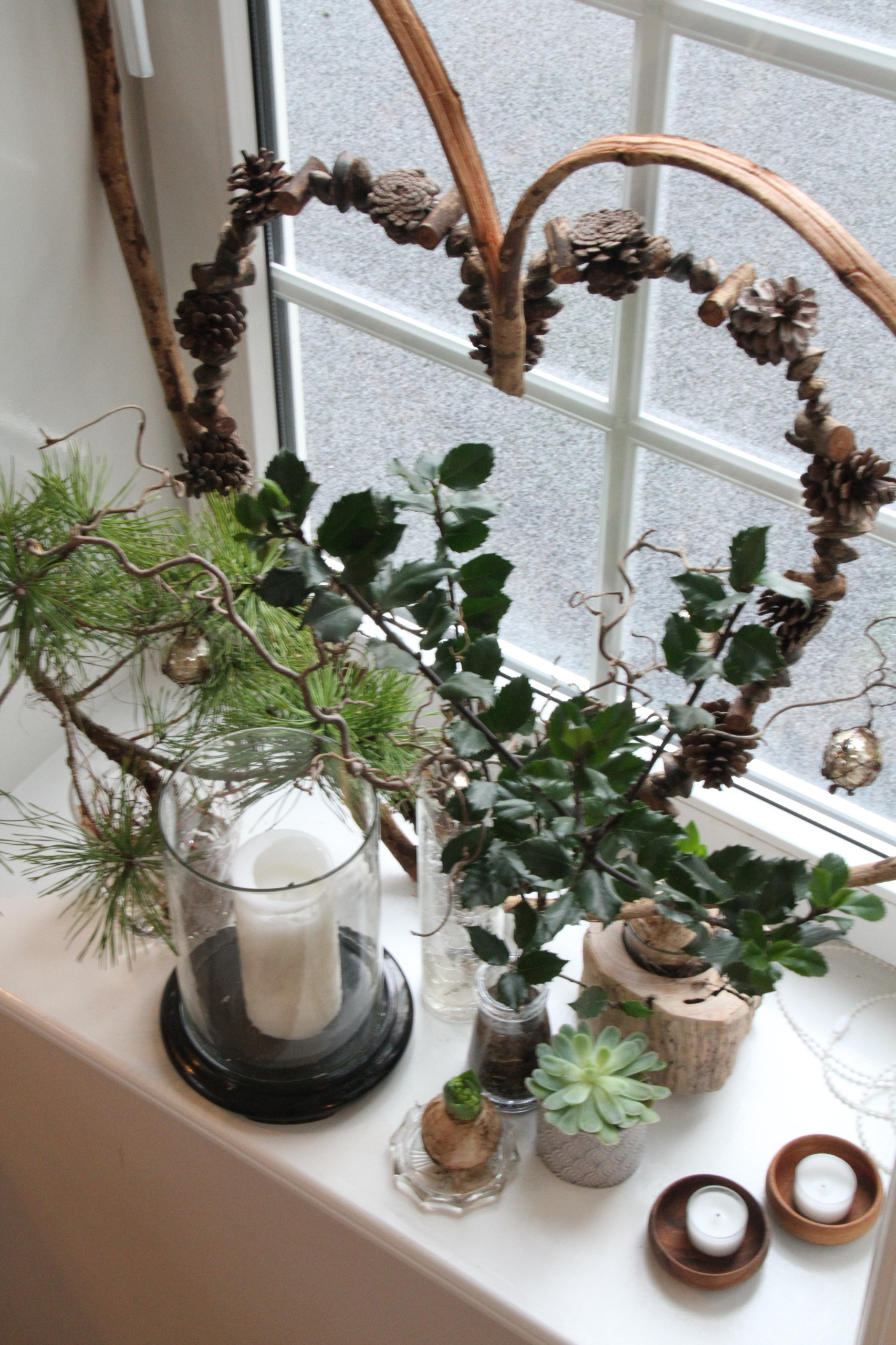 Просто фото: 18 идей украшения окон к Новому году