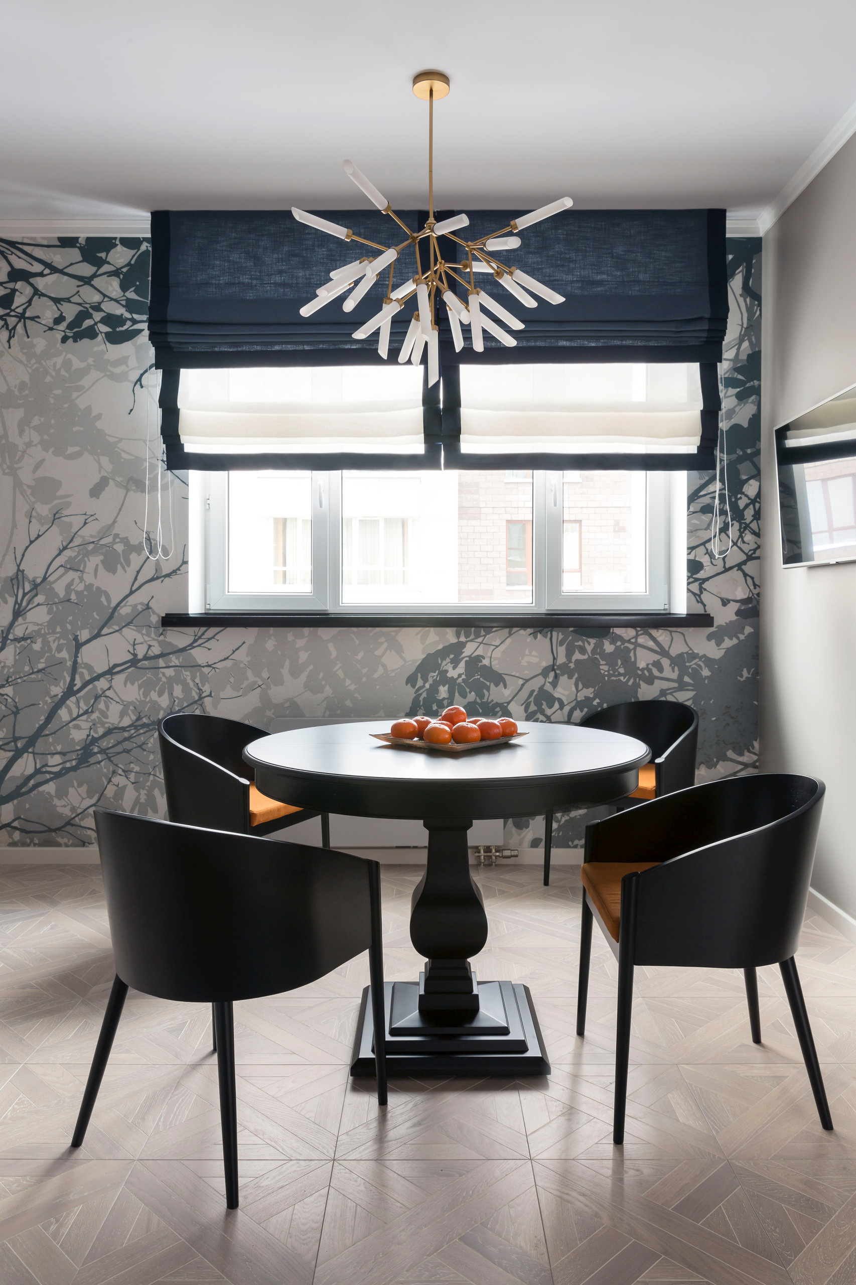 Проект недели: Кухня с голубыми фасадами и видом на парк из окна